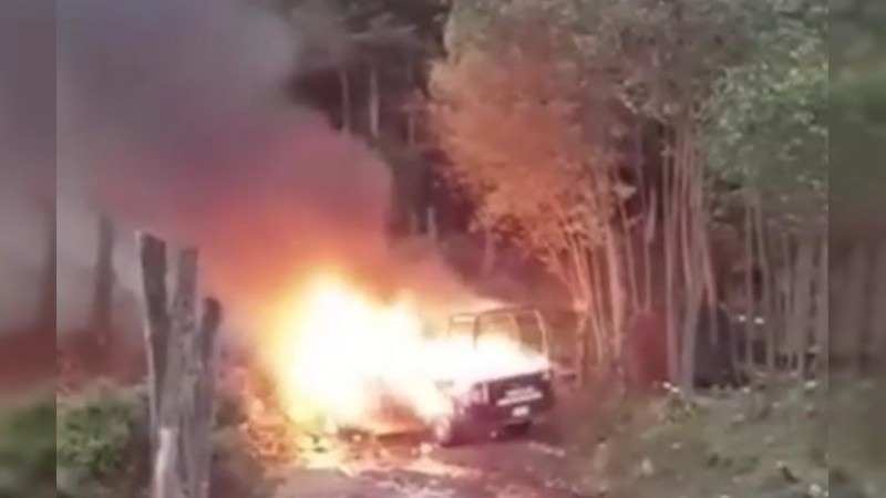 Comuneros en Zitácuaro incendian 2 patrullas y golpean a 6 policías 