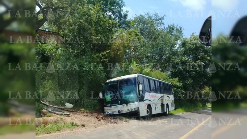 Gabriel Zamora: autobús se queda sin frenos; chofer evita tragedia y choca contra paradero 