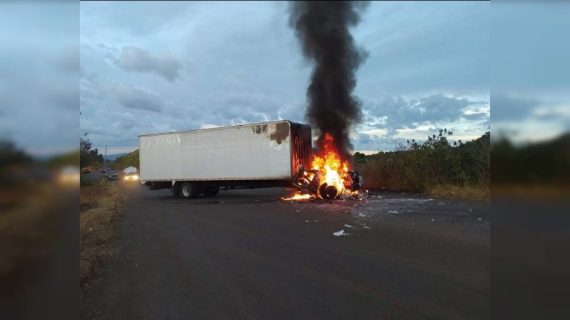 Incumplen con promesas de seguridad para Tarecuato; pobladores incendian camiones 
