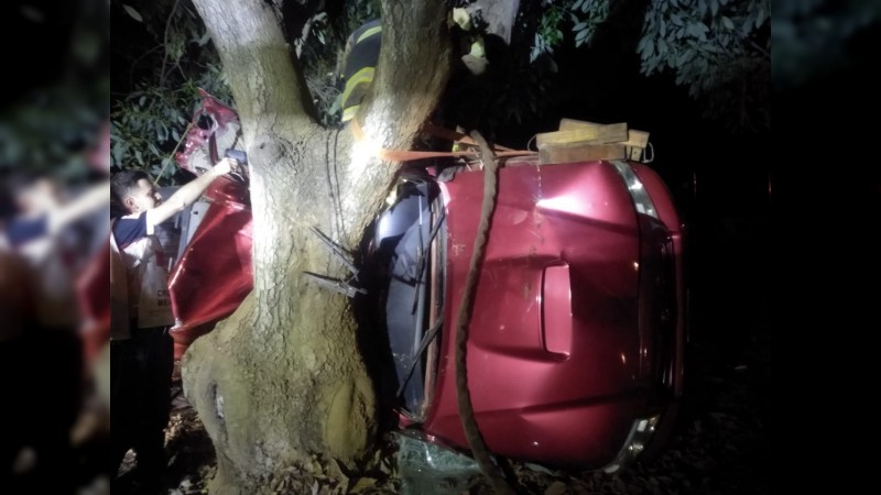Muere hombre tras estrellar su camioneta contra un árbol, en Peribán 