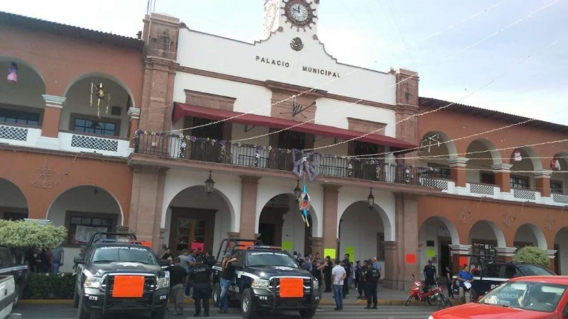 Se inconforman policías de Apatzingán con mandos “chilangos”; hacen paro 