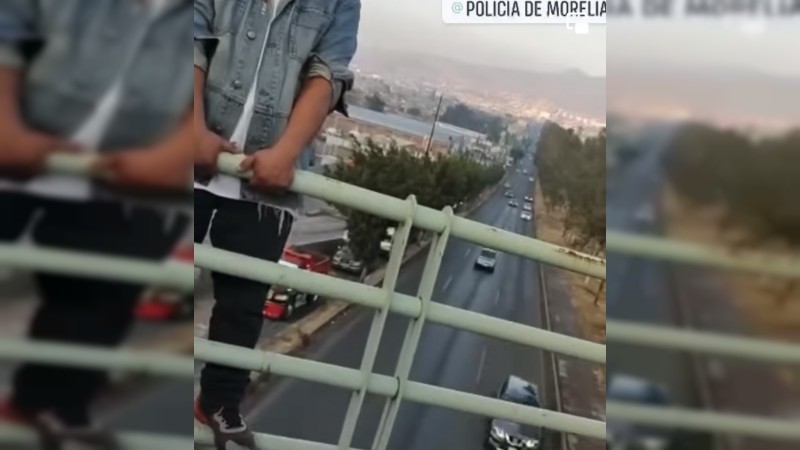 Policías rescatan a joven que intentaba lanzarse de un puente, en Morelia 