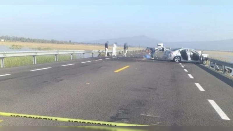 Choque entre 2 autos deja un muerto, en la carretera Morelia-Salamanca 