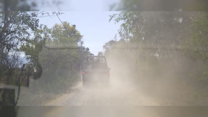 Tras persecución y balacera, policías atrapan a 10 fuertemente armados, en Huandacareo 