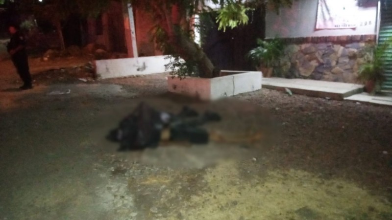 Dejan 2 cadáveres embolsados, en cancha de fútbol de Apatzingán 