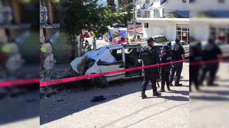 Se estrellan camioneta contra una casa, en Jungapeo; hay 3 muertos 