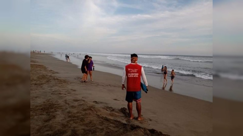 Rescatan salvavidas de Lázaro Cárdenas a turista 