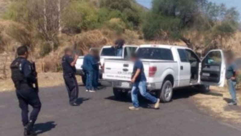 Tiran cadáver a un costado de carretera Apatzingán–Presa del Rosario