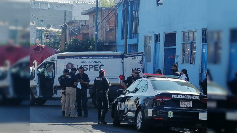 Grupo armado ejecuta a 2 hombres y deja a una mujer herida, en Morelia 
