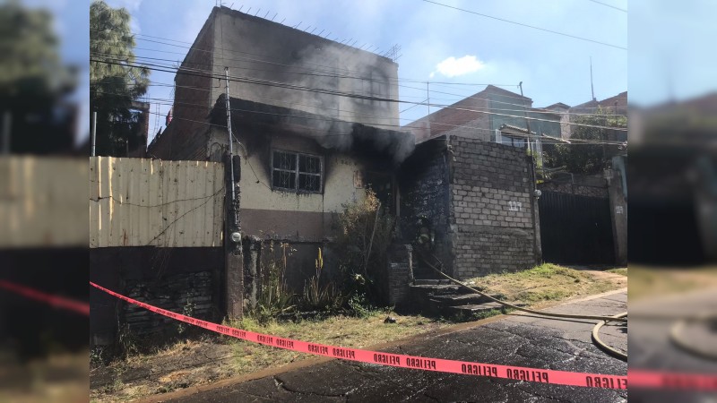 Bomberos rescatan a mujer, que quedó atrapada en vivienda incendiada, en Morelia 