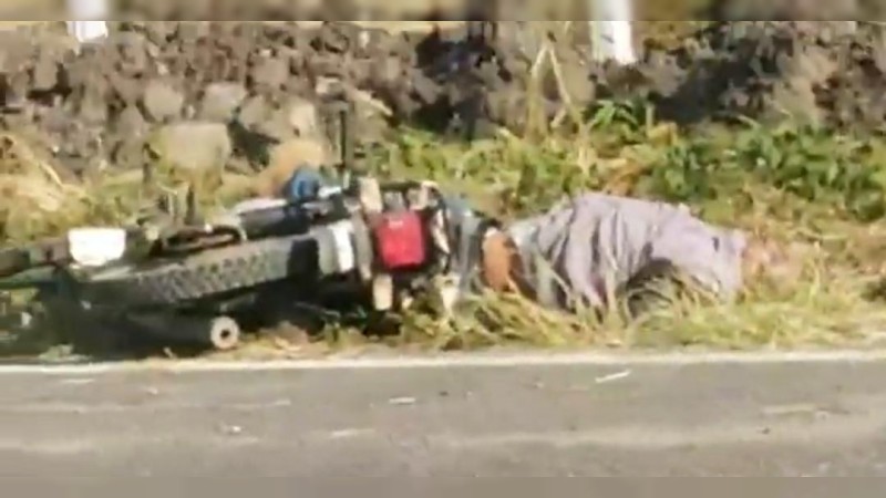 Muere motociclista, tras ser arrollado, en Parácuaro 