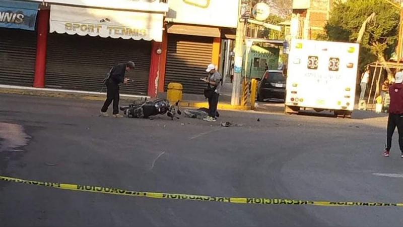 Arrollan y matan a motociclista, en pleno Centro de Apatzingán 