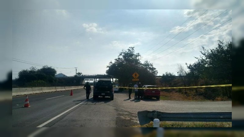 Dejan 2 cadáveres dentro de camioneta abandonada, en Parácuaro 