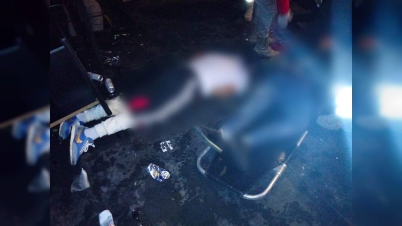 Atacan a balazos en un bar de Tacámbaro a 2 jovenes, uno muere,