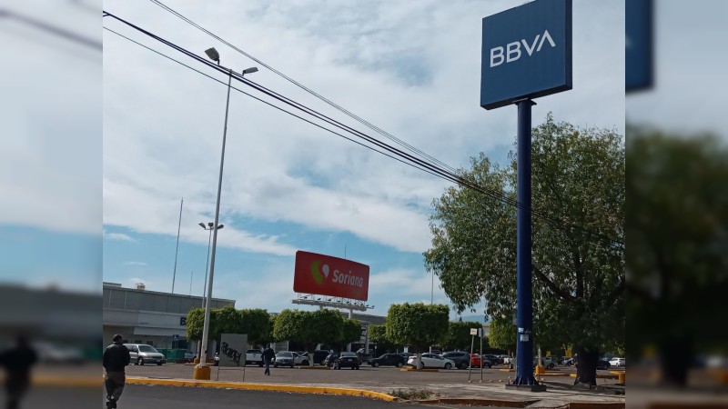 Empistolados atracan a cuentahabiente, al salir de un Bancomer, en Morelia