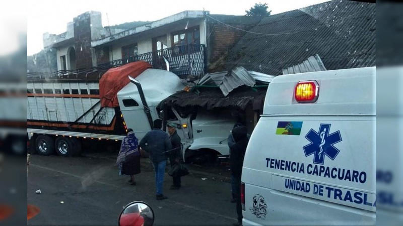 Camión se estrella contra domicilio y 2 camionetas, en Uruapan 