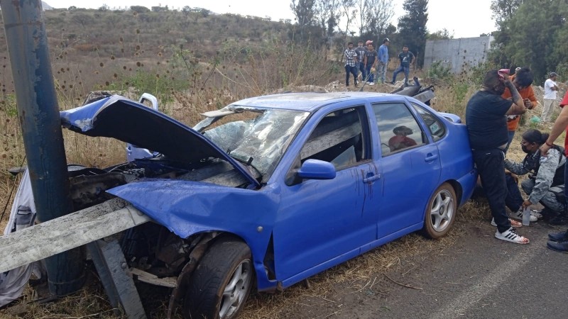 Chofer ensarta su auto en barra de contención, en Morelia; resulta ileso  