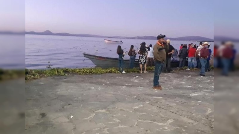 Vuelca lancha con 4 turistas a bordo, en Laguna de Chapala; 3 están desaparecidos 
