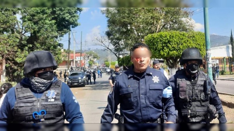Maestros agreden a policías, en Uruapan; hay 6 heridos  