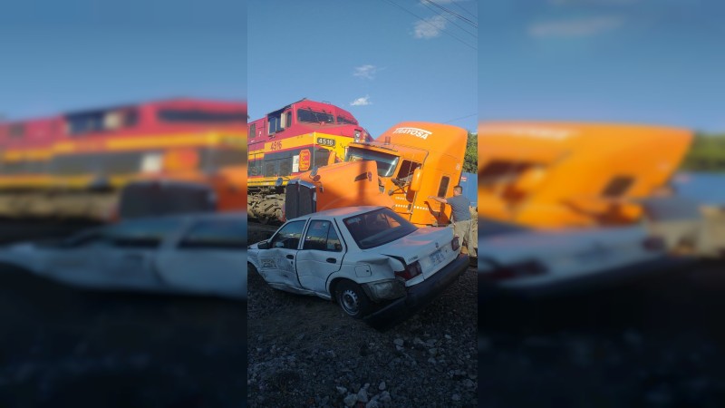 Ferrocarril embiste a tráiler y a un auto, en Morelia 