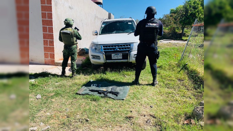 Policías encuentran arma y droga dentro de camioneta robada, en Zamora 