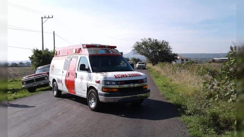 Vuelca autobús en Tingüindín; 1 muerto y 9 heridos 