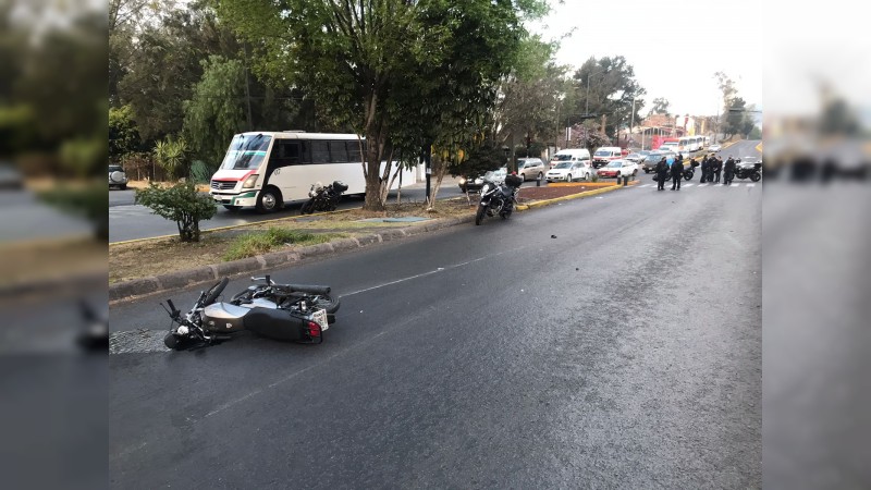 Dos jóvenes quedan heridos, tras derrapar moto, en Morelia 
