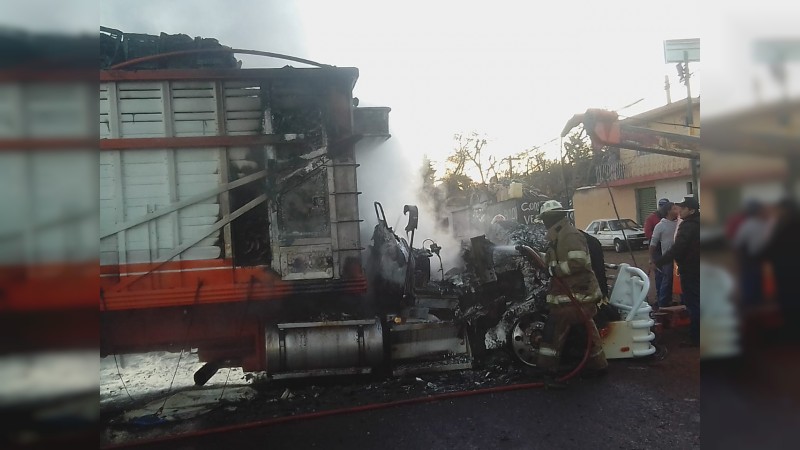 En Irimbo, crimínales incendian 5 automotores 