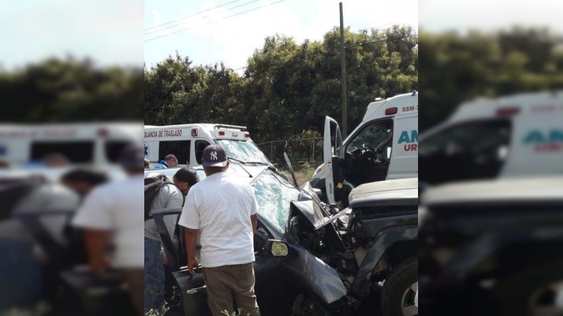 Seis heridos, saldo de choque frontal entre 2 camionetas, en Uruapan 