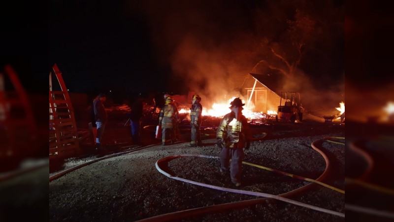 Incendio arrasa con fábrica de tarimas, en Morelia 