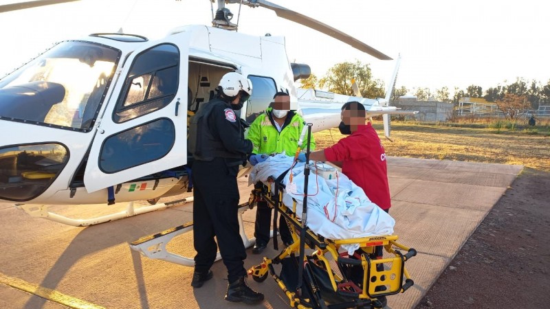 Trasladan a niño con vía aérea a niño con problemas de salud desde Coalcomán a un hospital de Morelia 