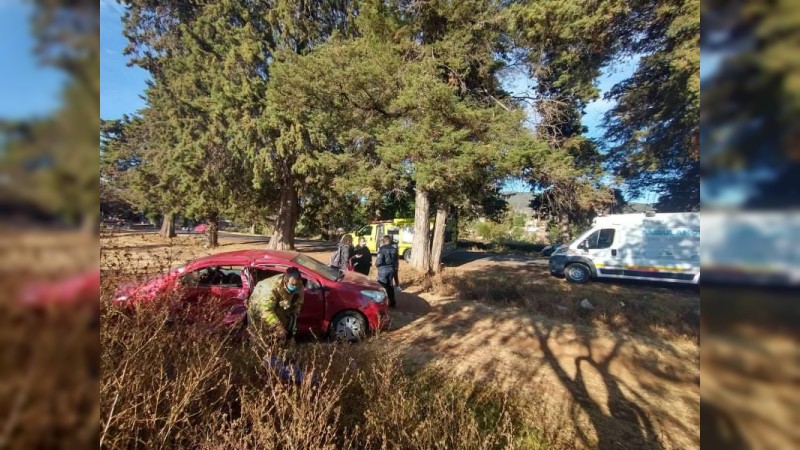 Choque frontal de autos deja una mujer herida, en Morelia 