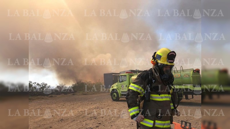 Bomberos controlan incendio en salida a Salamanca  