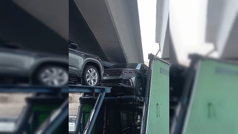 Morelia: camión nodriza queda atrapado en puente en construcción 