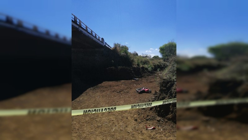 Panindícuaro: motociclista cae desde un puente y se mata 