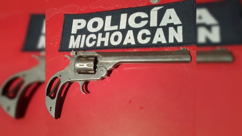 En persecución, SSP aprehende a uno en posesión de arma de fuego en Chilchota