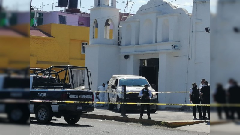Balean a 2 hombres dentro de una iglesia, en Morelia; uno muere 