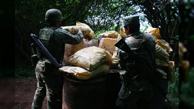 Militares encuentran 400 kilos de explosivos, en Aguililla 