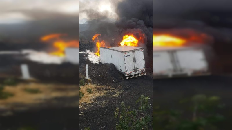 Camión sale de la vía  y se incendia, en la autopista de Occidente 