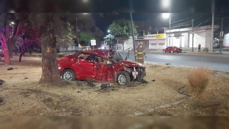 Muere conductor, tras chocar su auto contra árbol, en Morelia