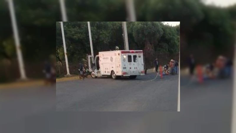 Camión choca a una moto, en Uruapan; hay una mujer muerta y su hijo está herido  