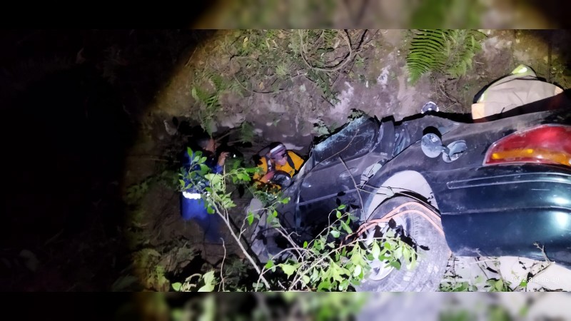 Muere hombre tras precipitarse con su auto a un barranco, en Zitácuaro 