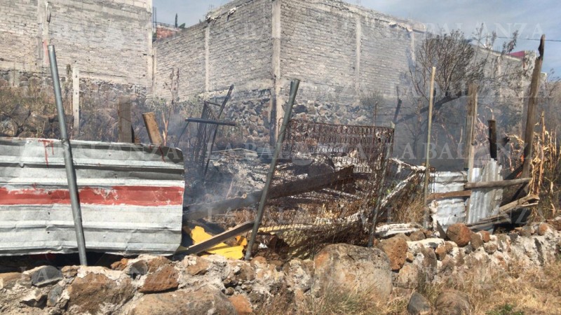 Incendio arrasa con vivienda, en Morelia