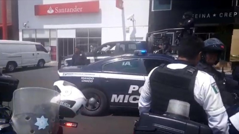Empistolados vestidos de negro atracan a cuentahabiente, en Morelia 