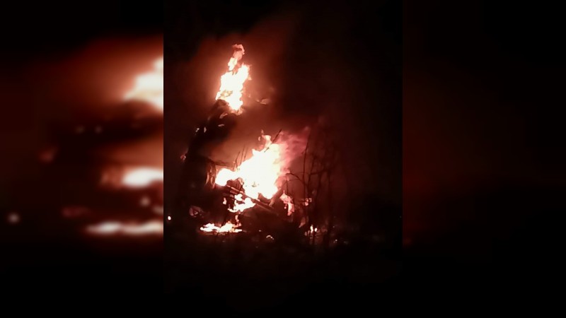 Zitácuaro: auto vuelca, se proyecta a barranco y se incendia; muere una mujer 
