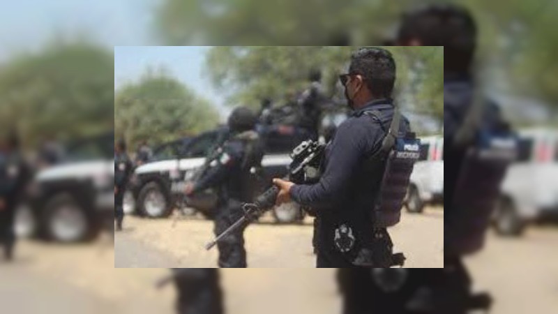 Policías enfrentan a balazos a hombres armados en autopista Pátzcuaro-Cuitzeo