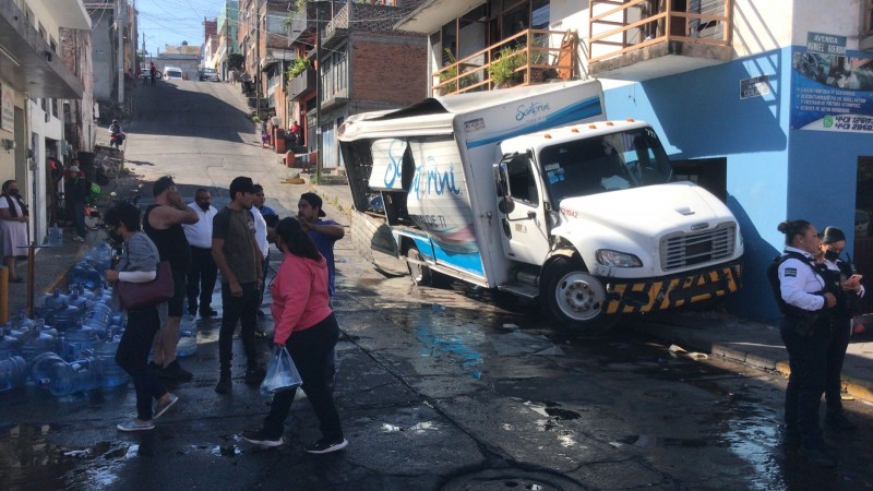 Morelia: camión se estrella contra 3 viviendas, en la Obrera  