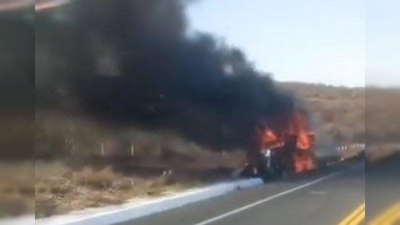 Tráiler vuelca y se incendia, en la carretera Cuitzeo-Pátzcuaro 