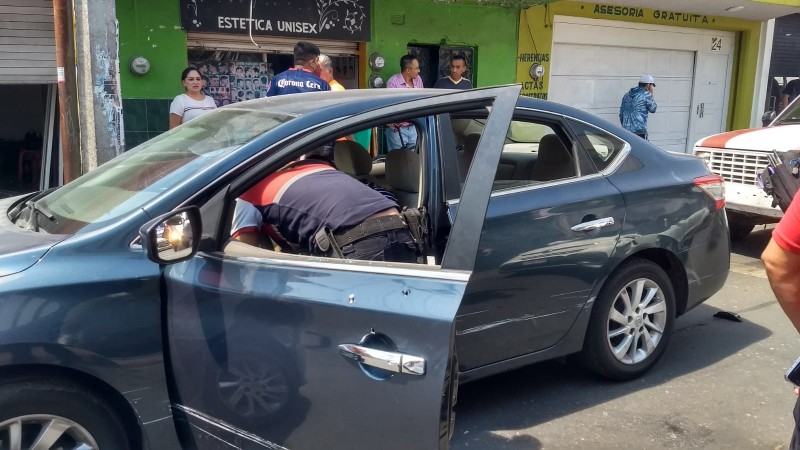 Zitácuaro: interceptan a hombre y lo ejecutan dentro de su auto 
