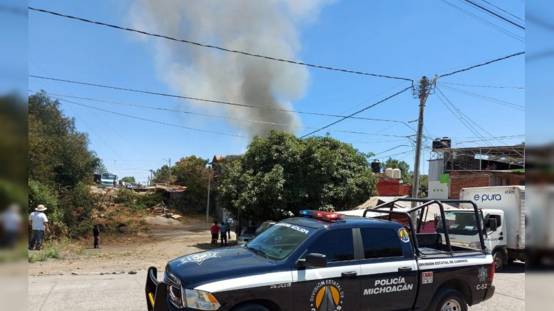 Incendio arrasa con vivienda, en Uruapan; policías ayudan a sofocar el fuego 